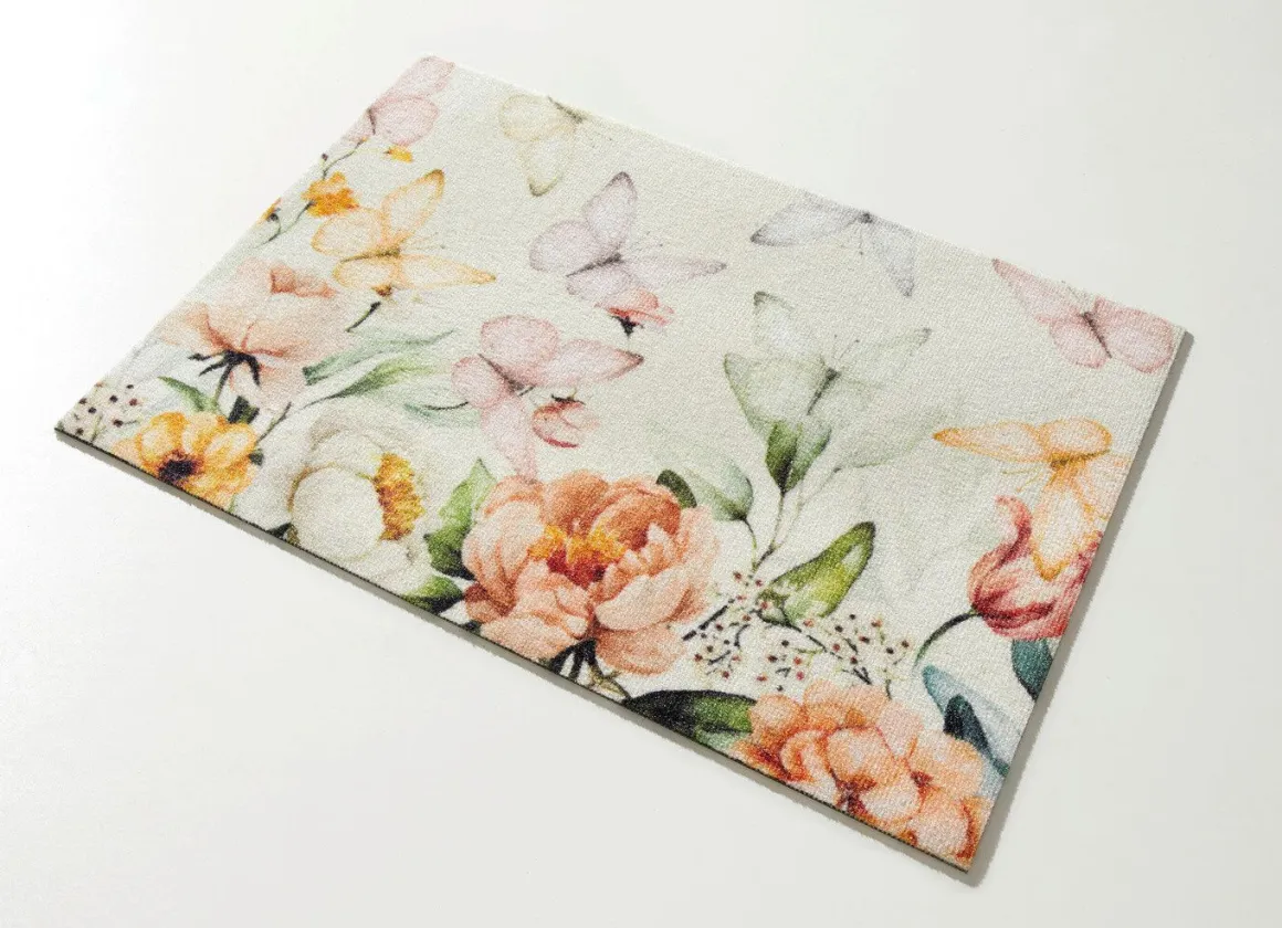 Ansprechende Fußmatte mit Blüten und Schmetterlinge