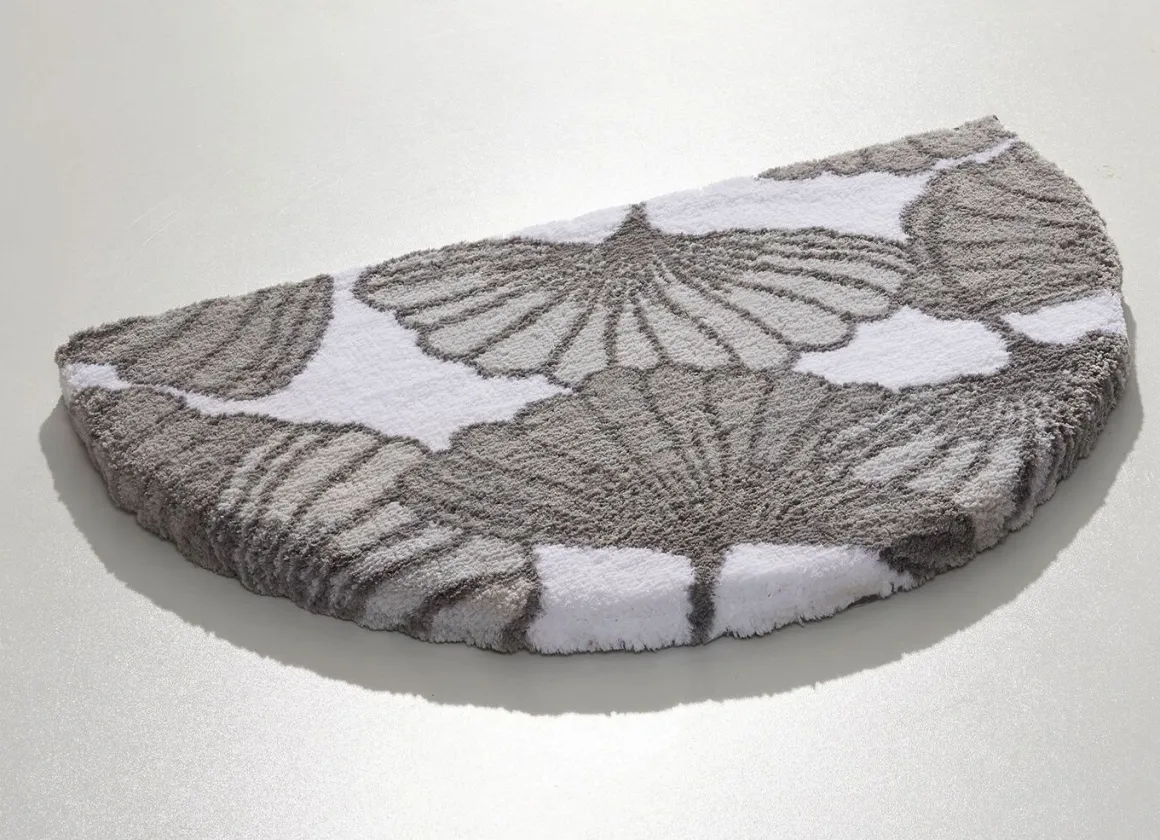 Badgarnitur mit Ginkgoblätter-Motiv