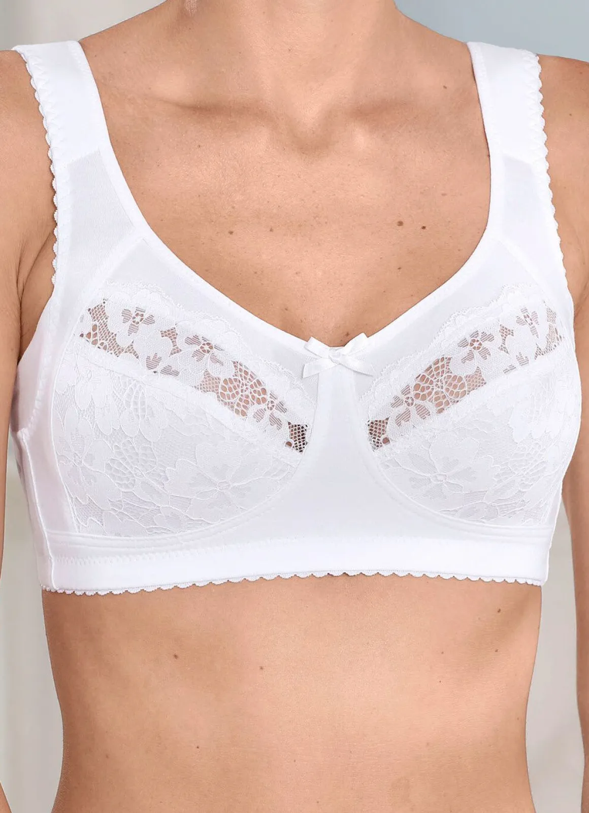 BH mit elastischen Spitzencups
