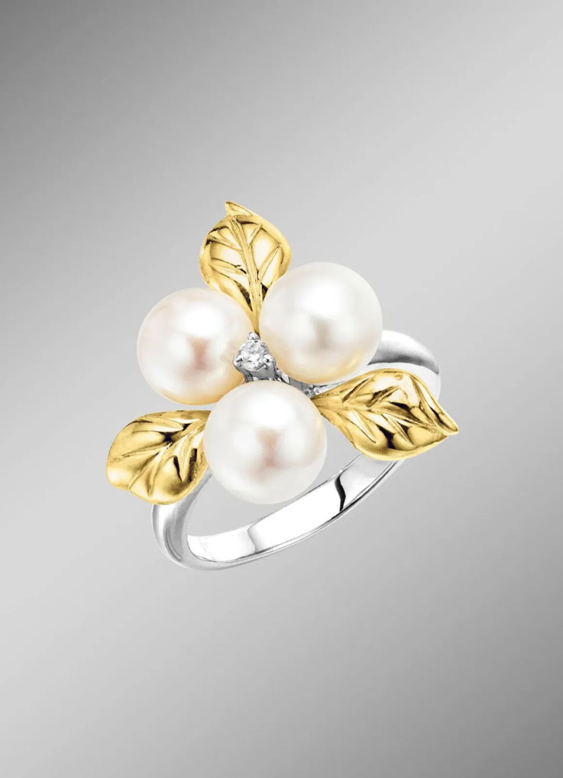 Blühende Eleganz: Damenring mit Muschelkernperlen und synth. Zirkonia