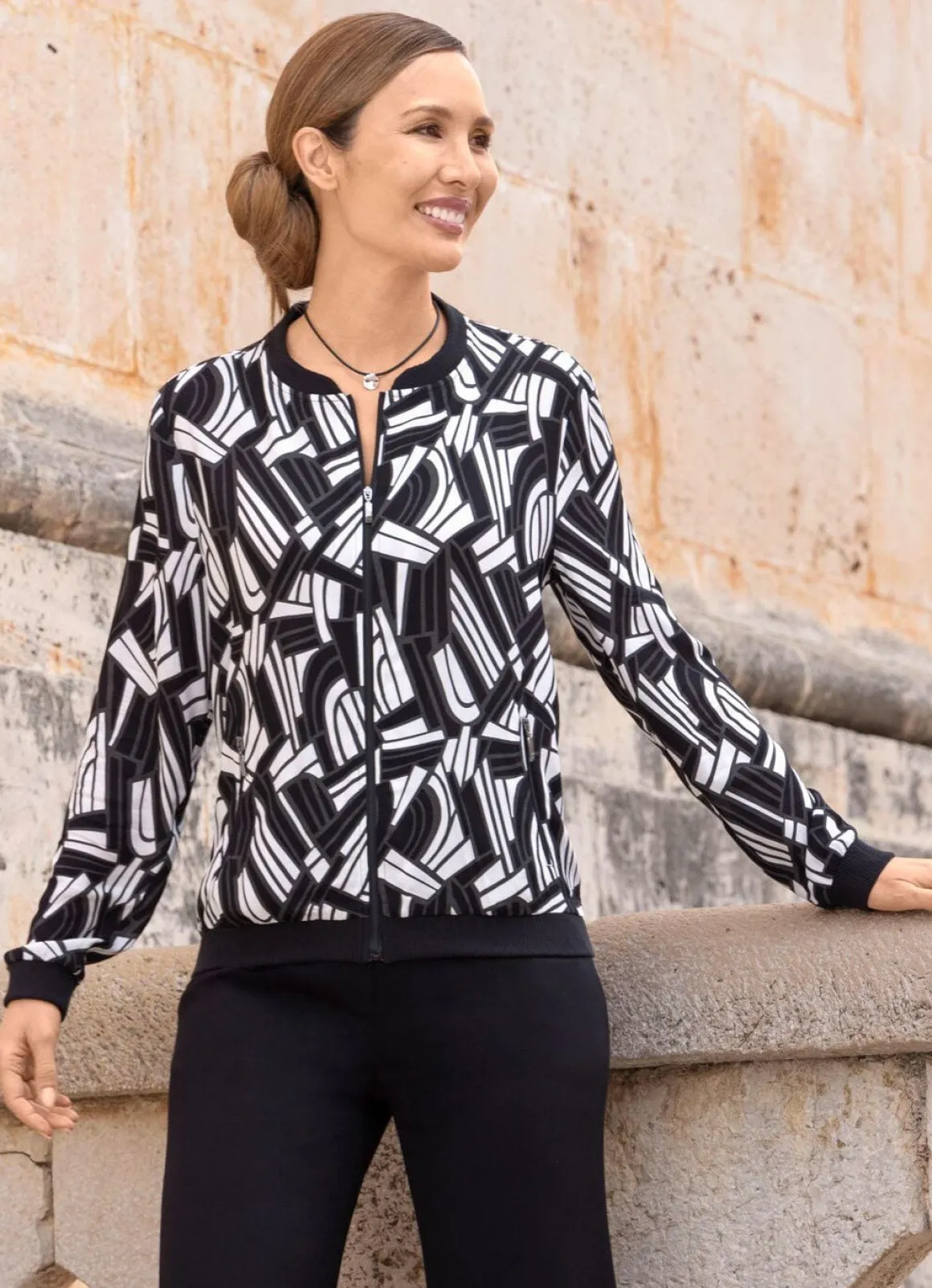 Blusenjacke mit schwarzen Rippenbündchen