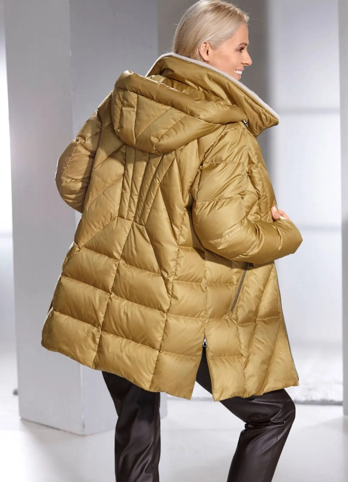 Daunenjacke mit abnehmbarer Kapuze
