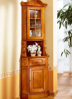 Eckvitrine mit eleganten, goldfarbenen Metallgriffen