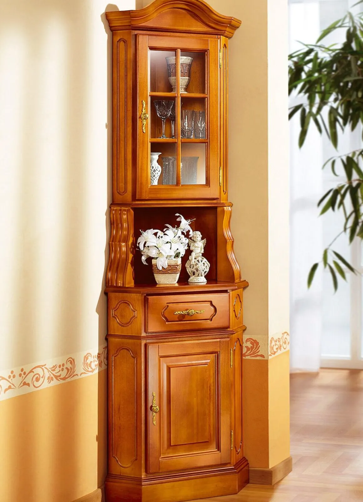 Eckvitrine mit eleganten, goldfarbenen Metallgriffen