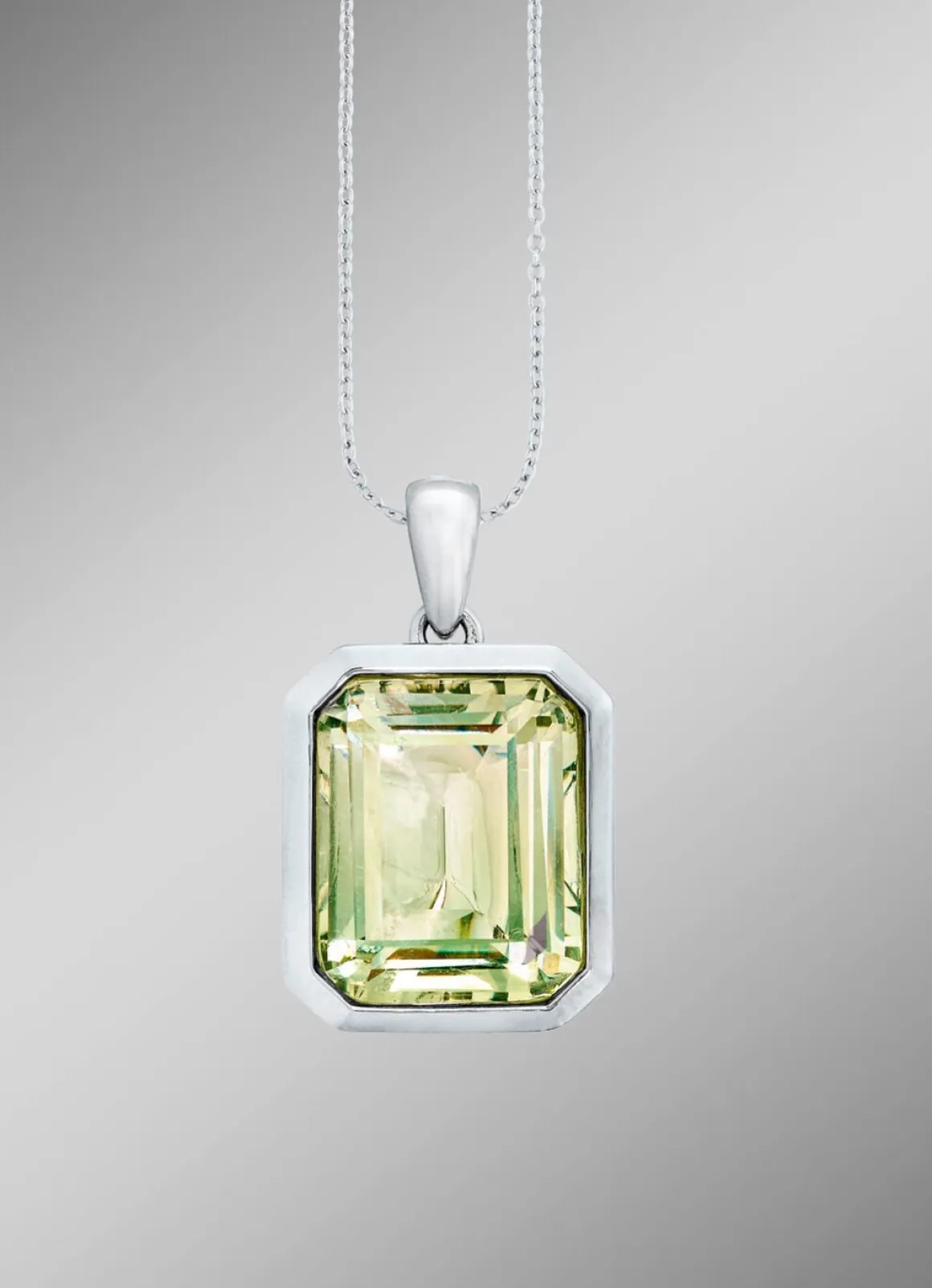 Effektvoller Anhänger mit echt grünem Amethyst