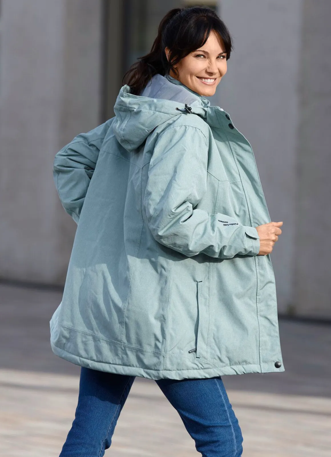Funktionsjacke mit abnehmbarer Kapuze