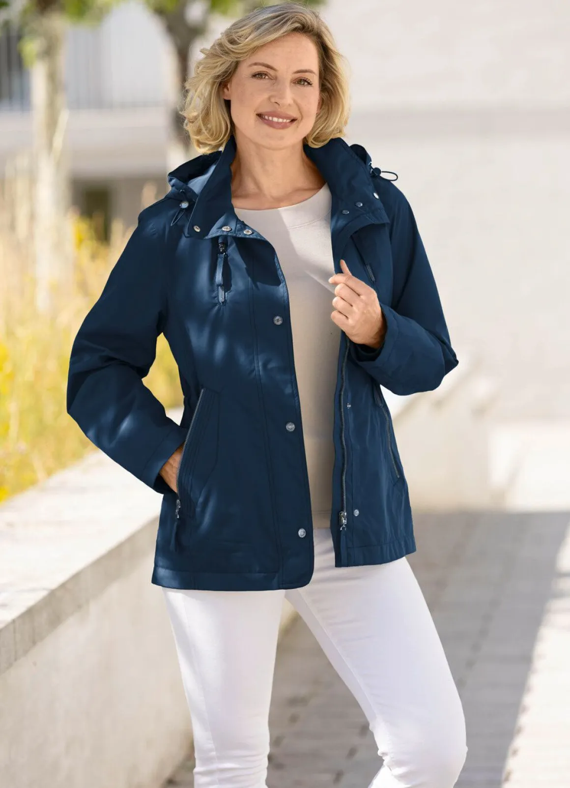Funktionsjacke mit abnehmbarer Kapuze