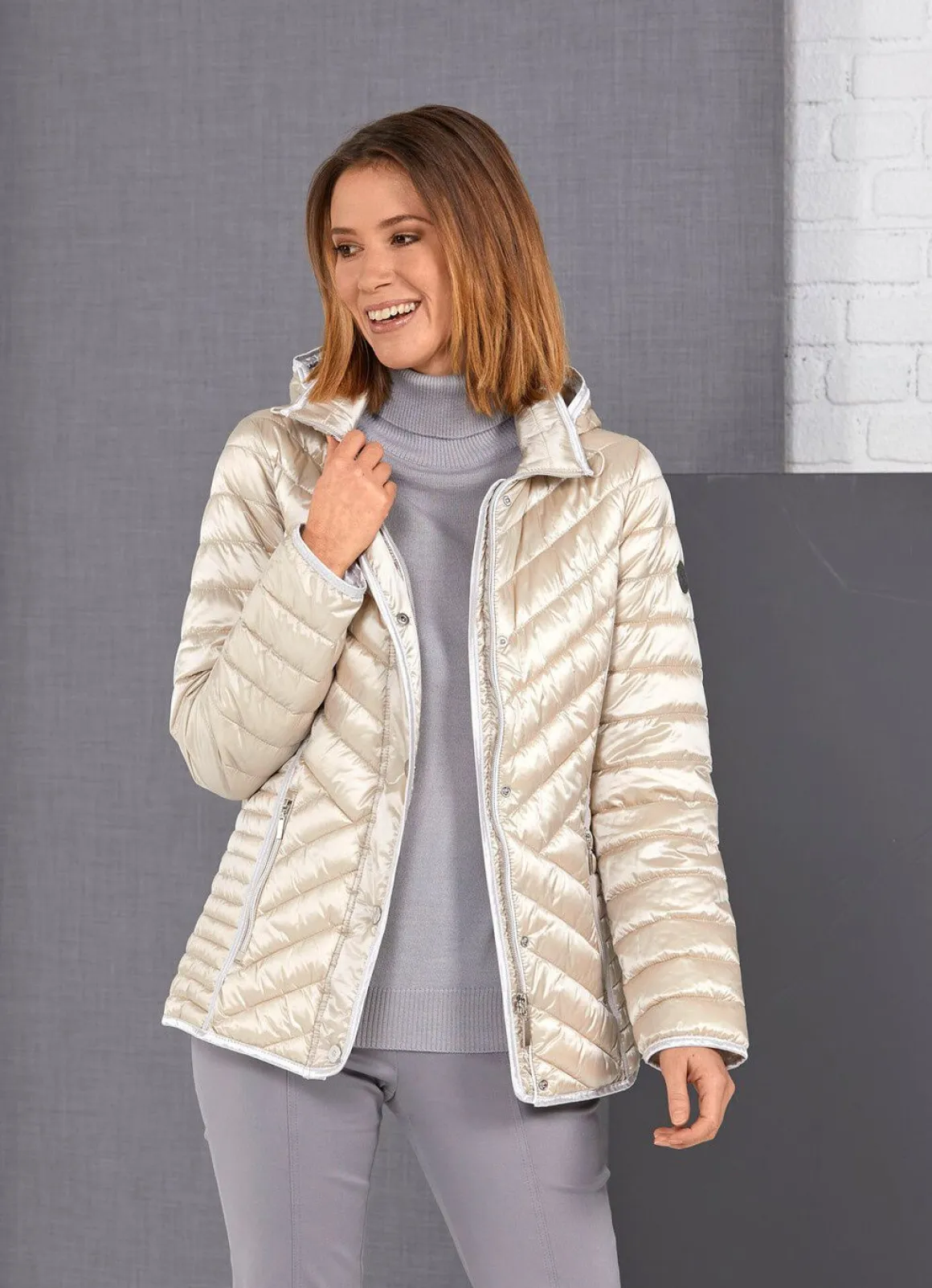 Funktionsjacke mit abnehmbarer Kapuze