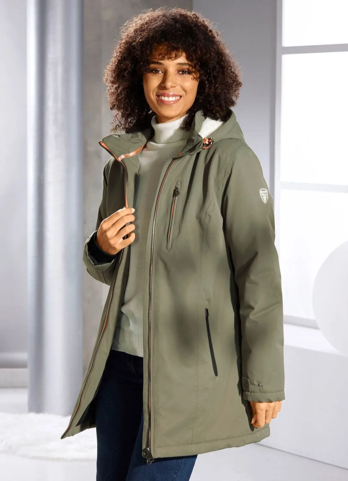 Funktionsjacke mit fester Kapuze