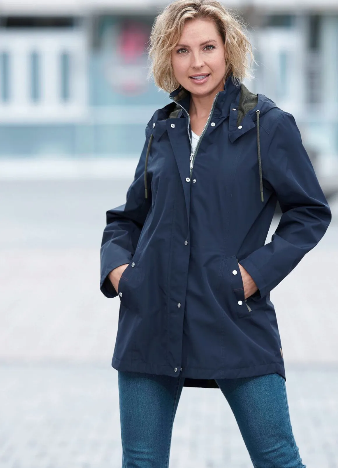 Funktionsjacke mit kleinem Regenschild an der abnehmbaren Kapuze
