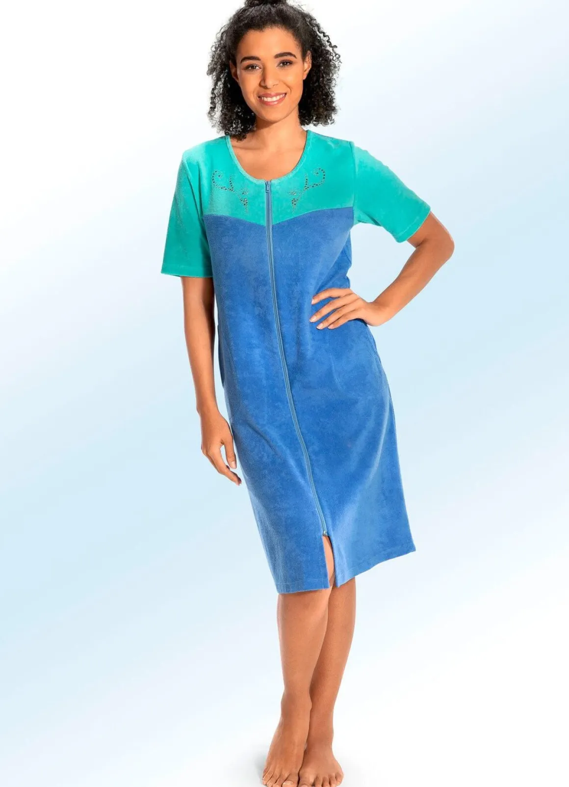 Hauskleid mit Schmucksteinzier