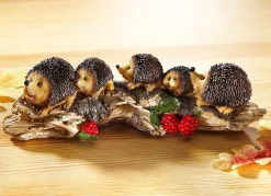 Igelfamilie auf Holzstamm, aus Steinharz