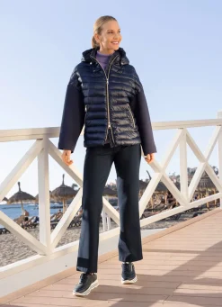 Jacke in trendaktuellem Materialmix