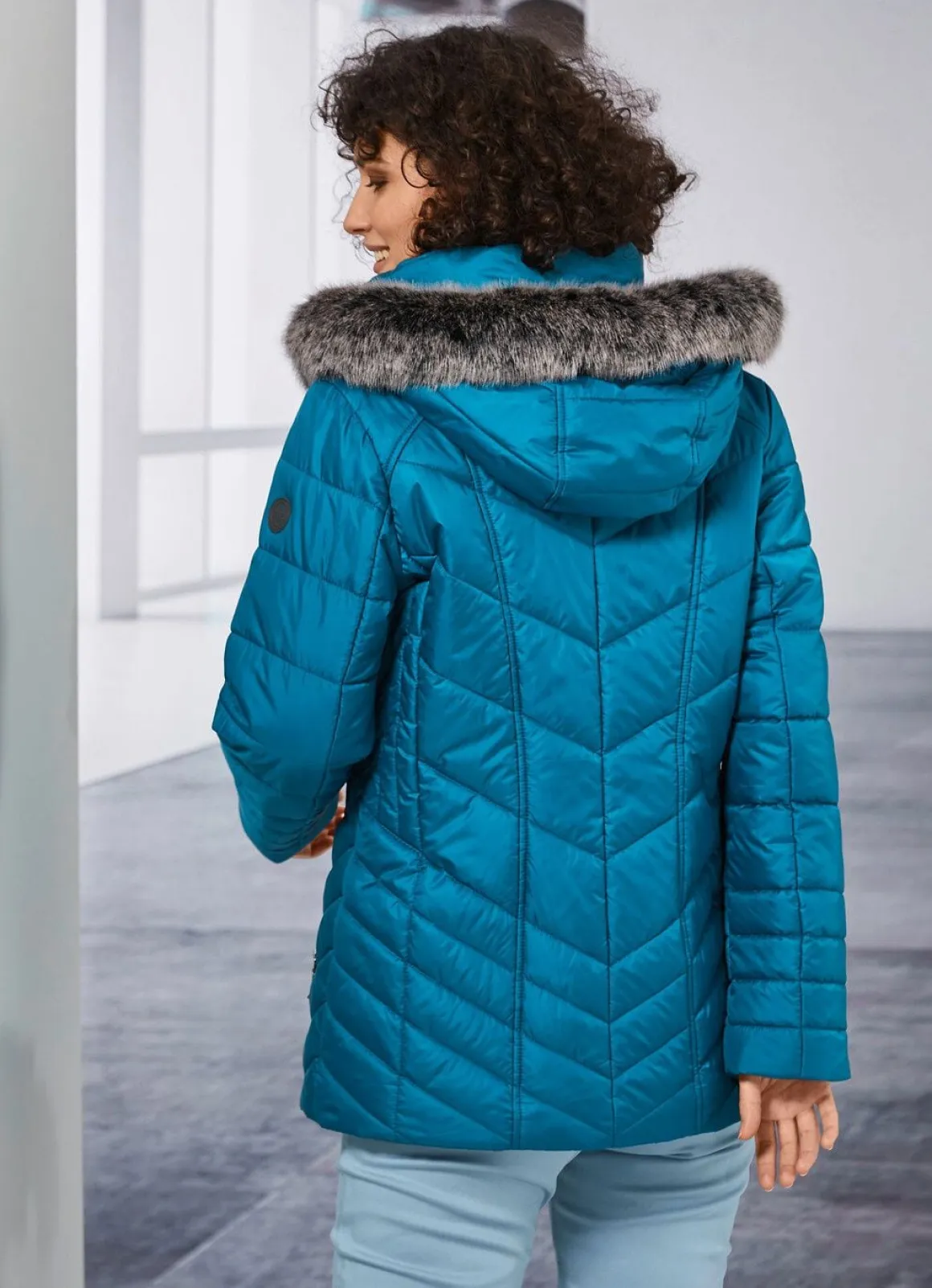 Jacke mit abnehmbarer Kapuze
