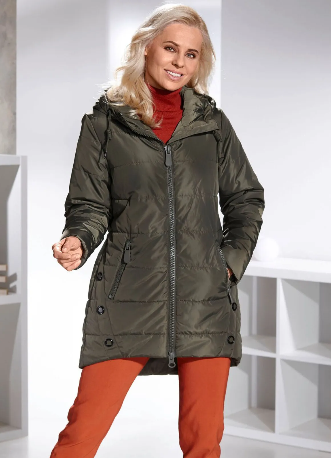 Jacke mit fester Kapuze