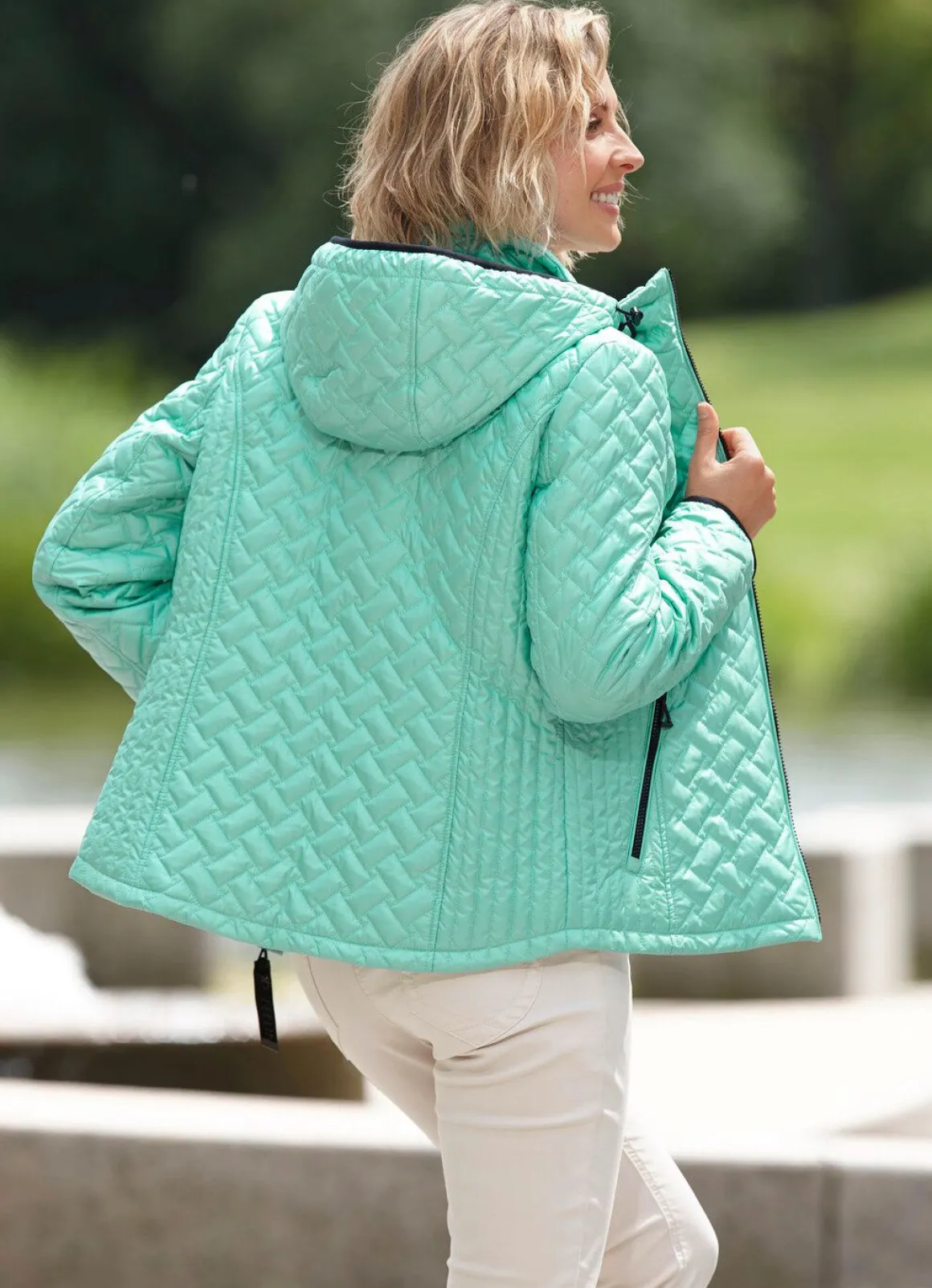 Jacke mit figurschmeichelnder Längssteppung seitlich