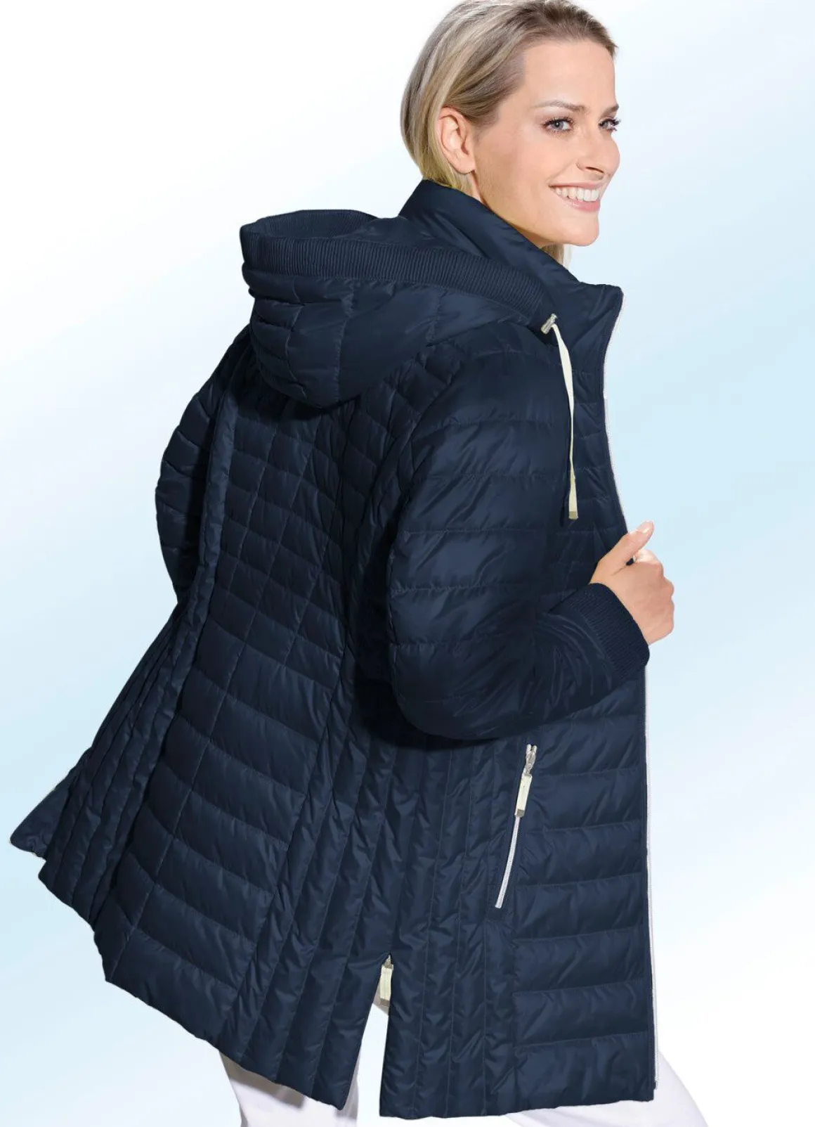 Jacke mit gesmoktem Rand an der abnehmbaren Kapuze