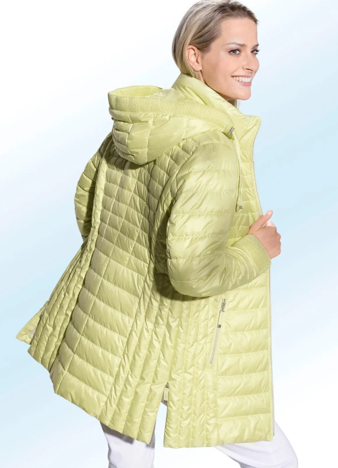 Jacke mit gesmoktem Rand an der abnehmbaren Kapuze