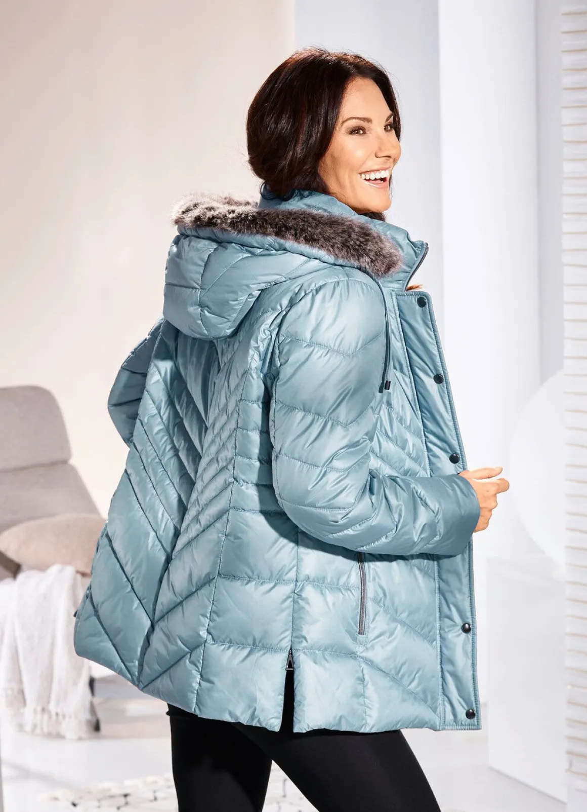 Jacke mit Reißverschluss an den Seitenschlitzen