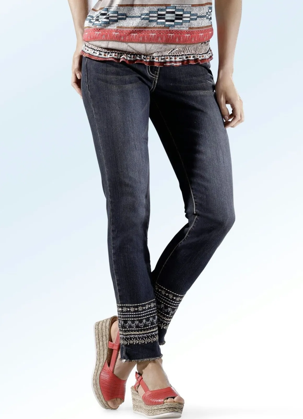 Jeans mit Stickerei im Ethno-Stil