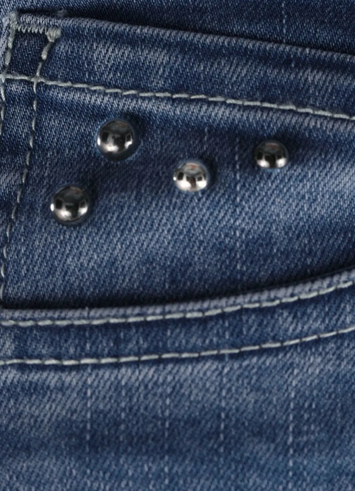 Jeans mit trendigen Ziernieten