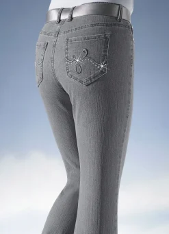 Jeans verziert mit funkelnden Strasssteinen