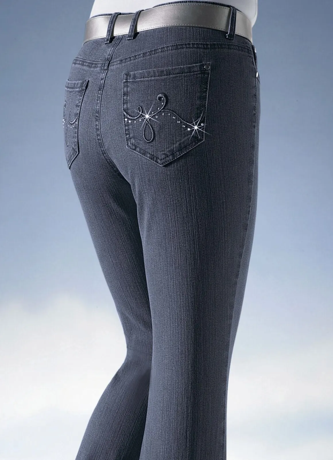 Jeans verziert mit funkelnden Strasssteinen
