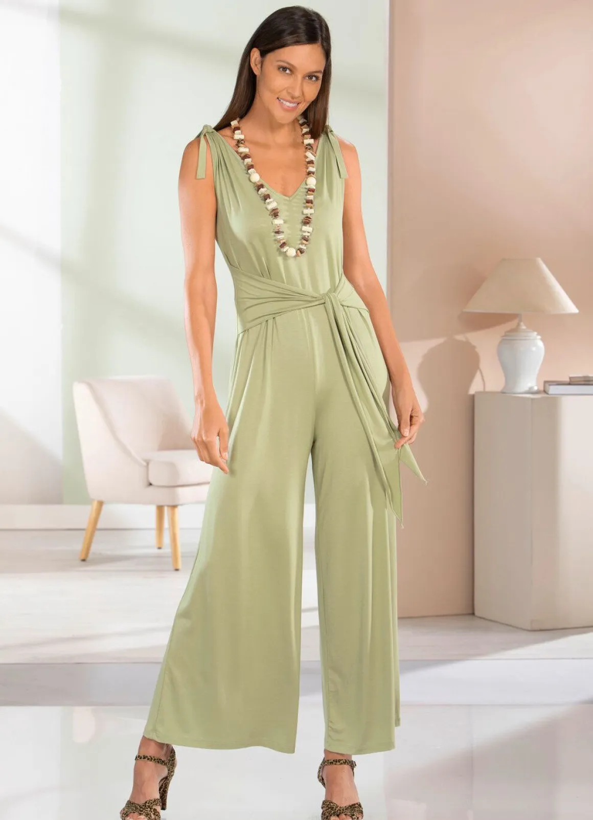 Jumpsuit mit angenähtem Hüftbindegürtel in 3 Farben