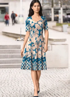 Kleid in schwingender Schlupfform