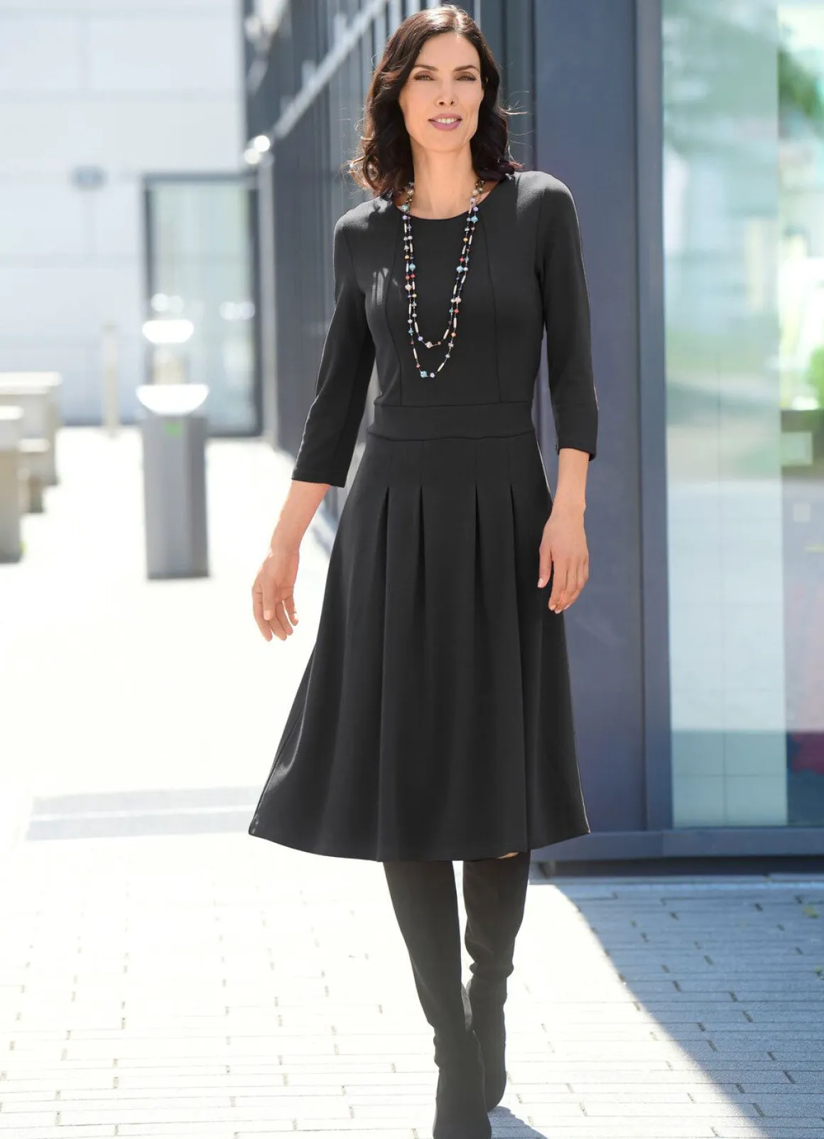Kleid mit aufspringenden Kellerfalten