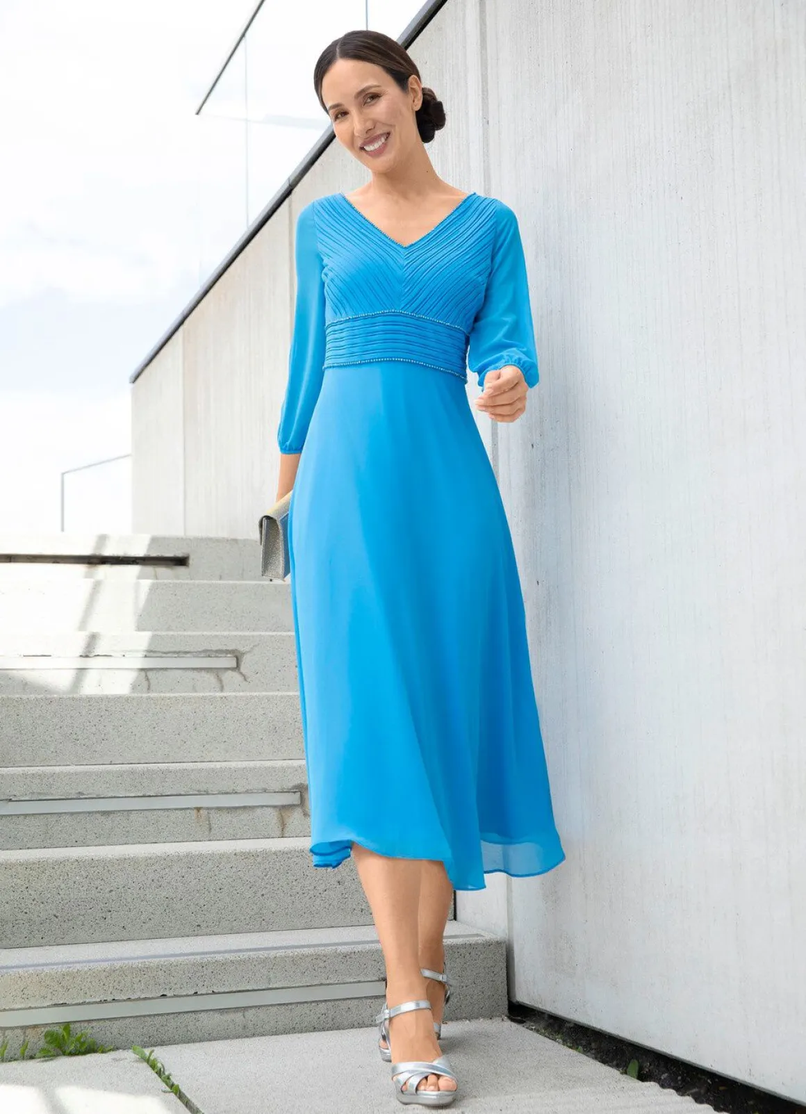 Kleid mit feinen Zierkugeln