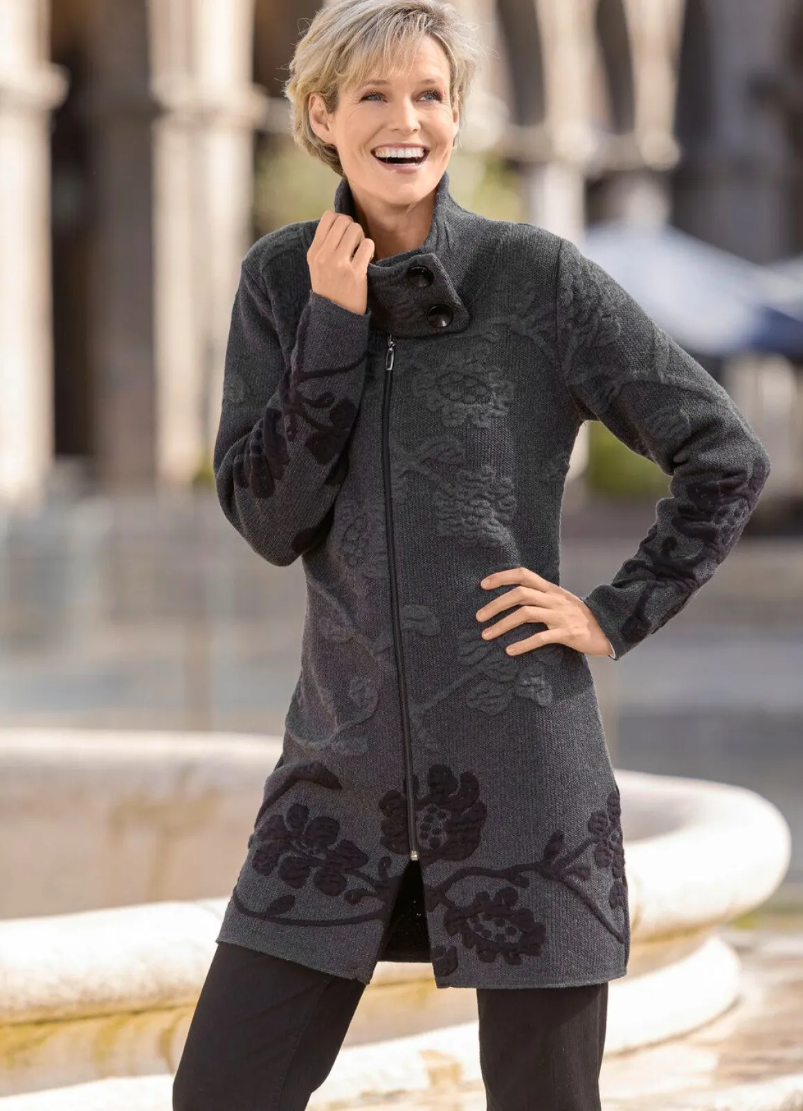 Long-Strickjacke mit Cloqué-Effekten