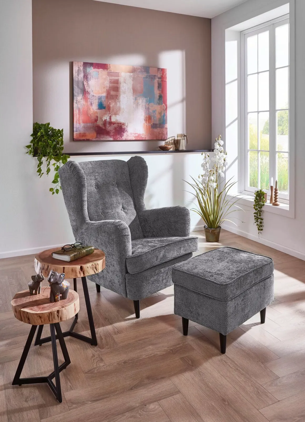 Ohrenbackensessel mit Hocker