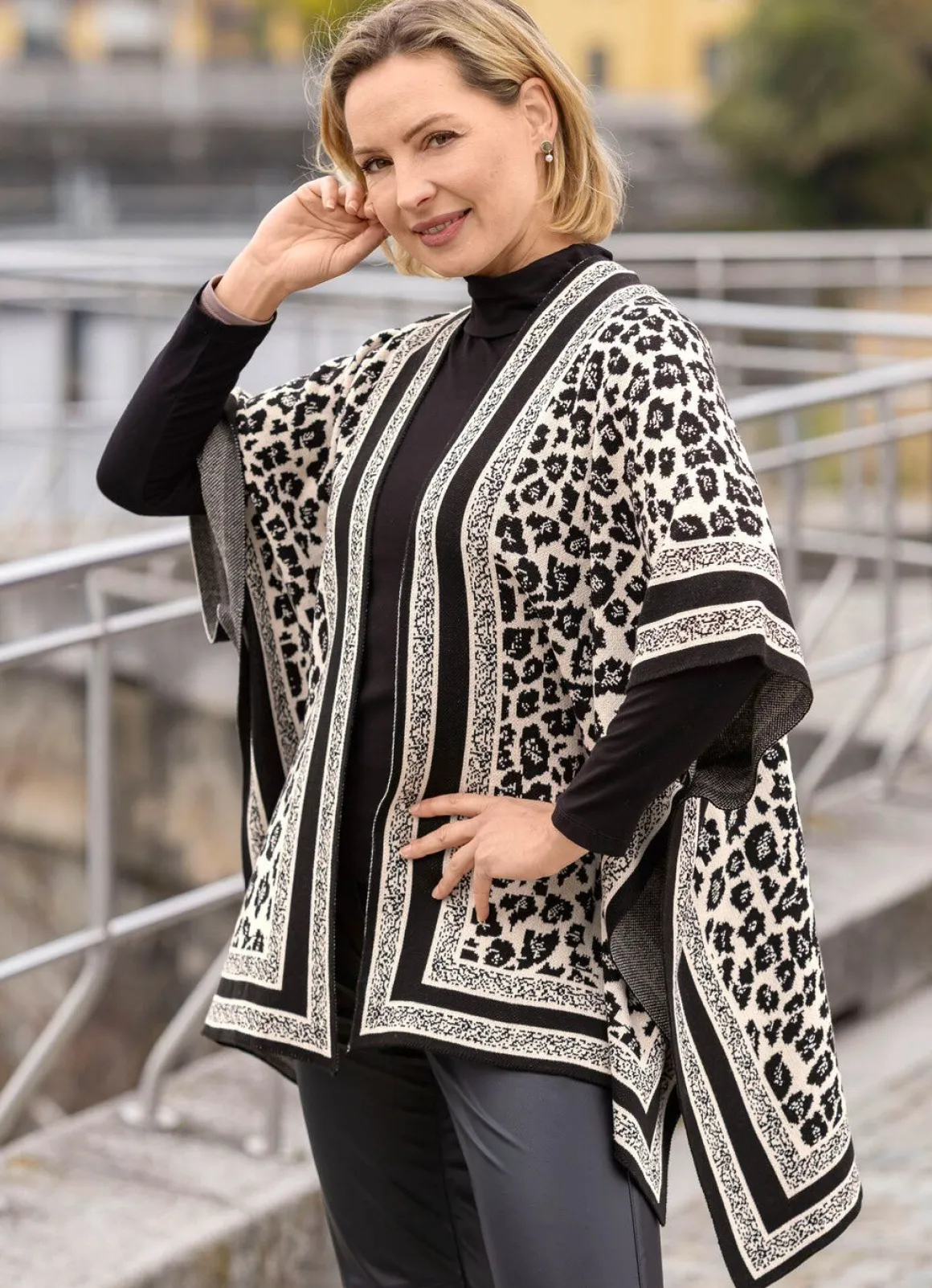 Poncho in Jacquard-Dessin