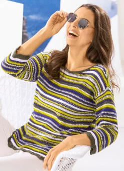 Pullover mit aufwendigen Wellenabschlüssen
