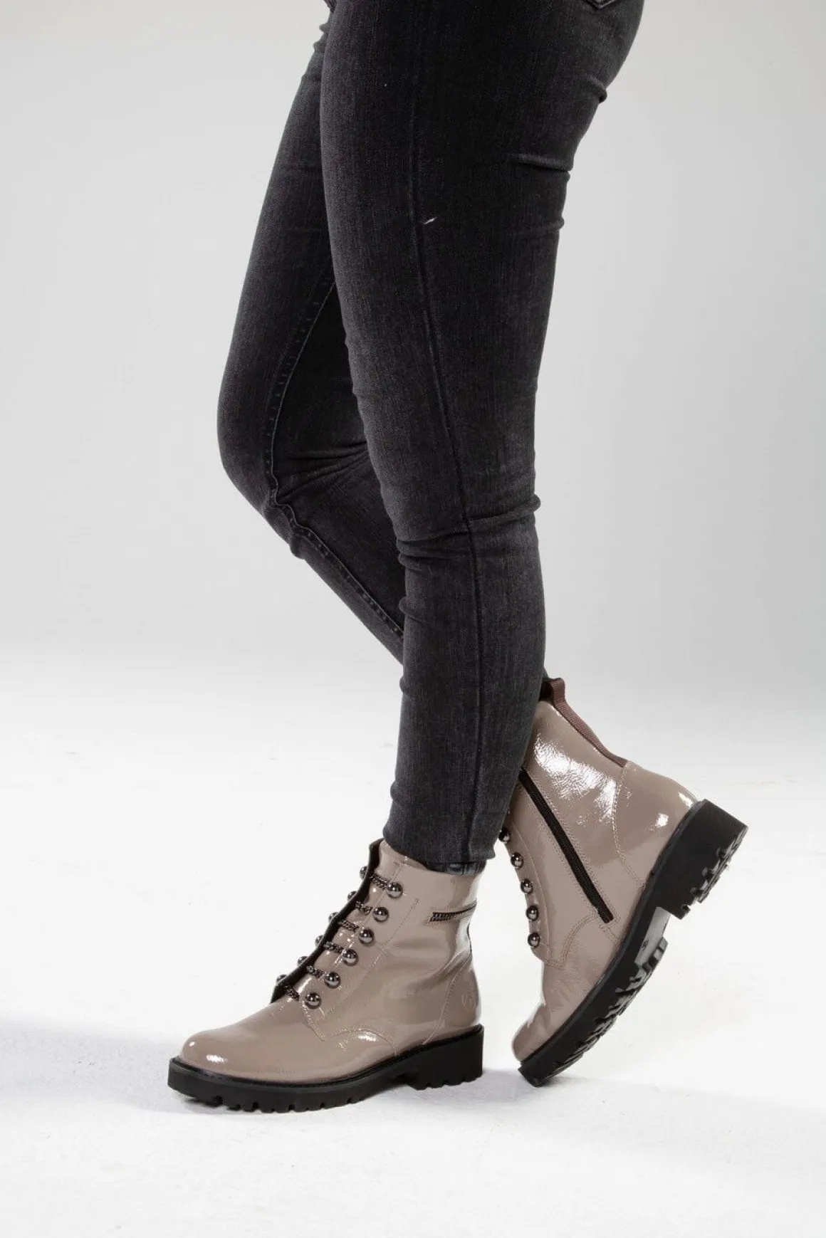 Remonte Stiefelette mit trendigen Zierketten in Schnür-Optik