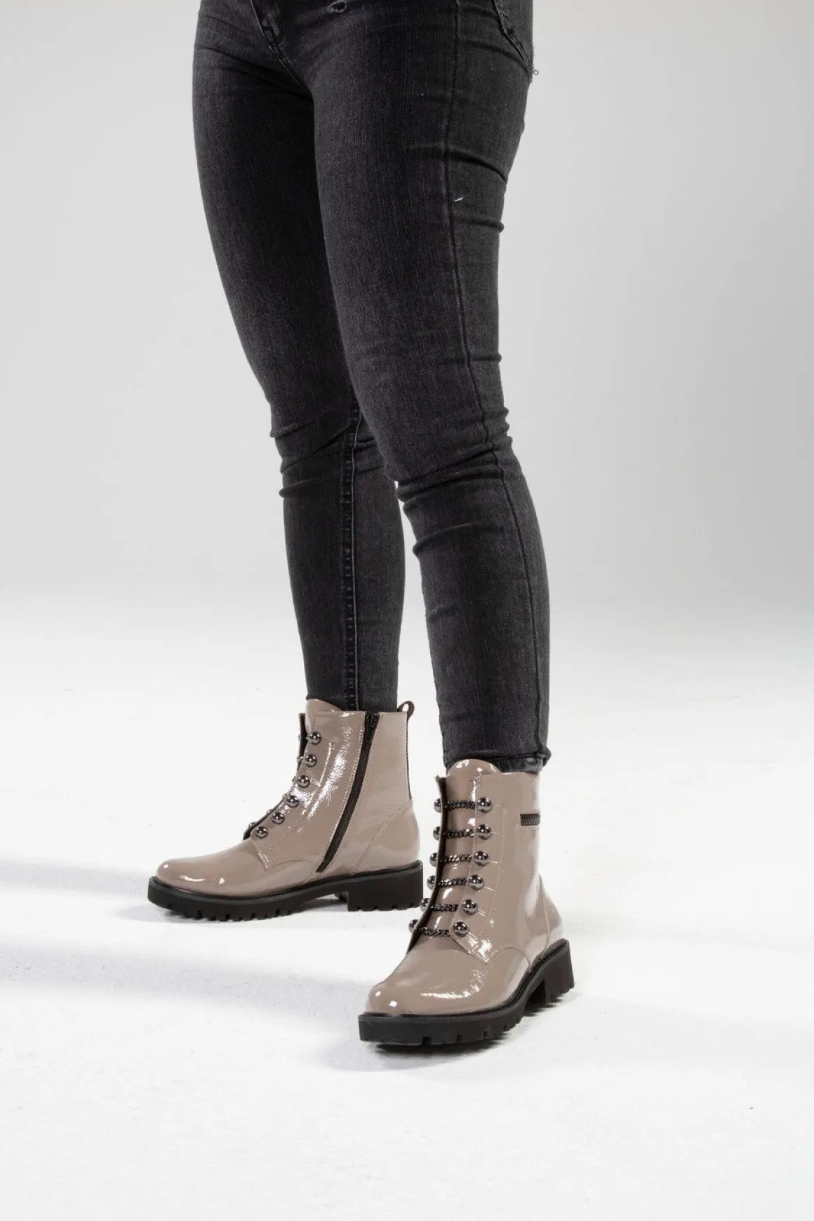 Remonte Stiefelette mit trendigen Zierketten in Schnür-Optik