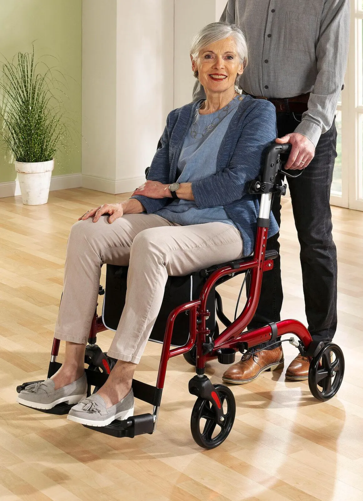 Rollator, auch als Rollstuhl nutzbar