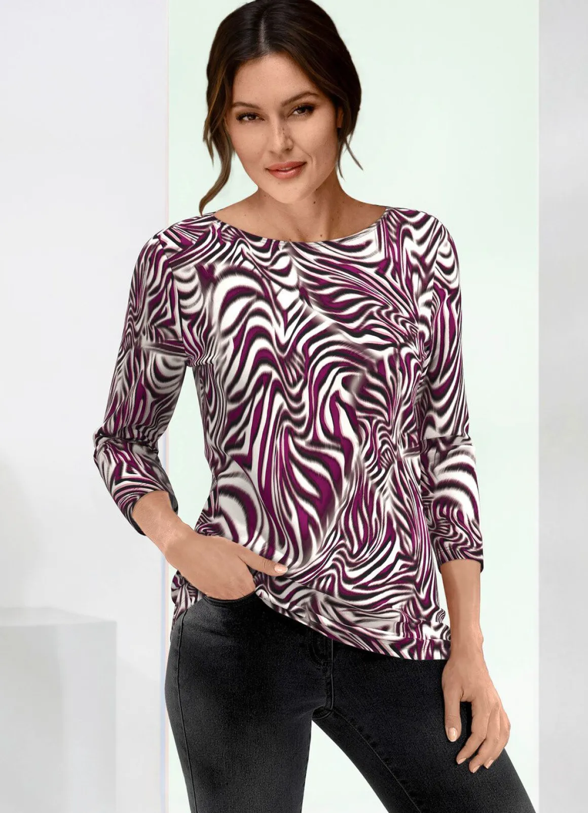 Shirt mit modischem U-Boot-Ausschnitt in 2 Farben