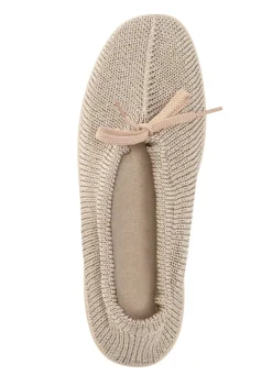 Slipper aus elastischem Strickmaterial mit Schnürung
