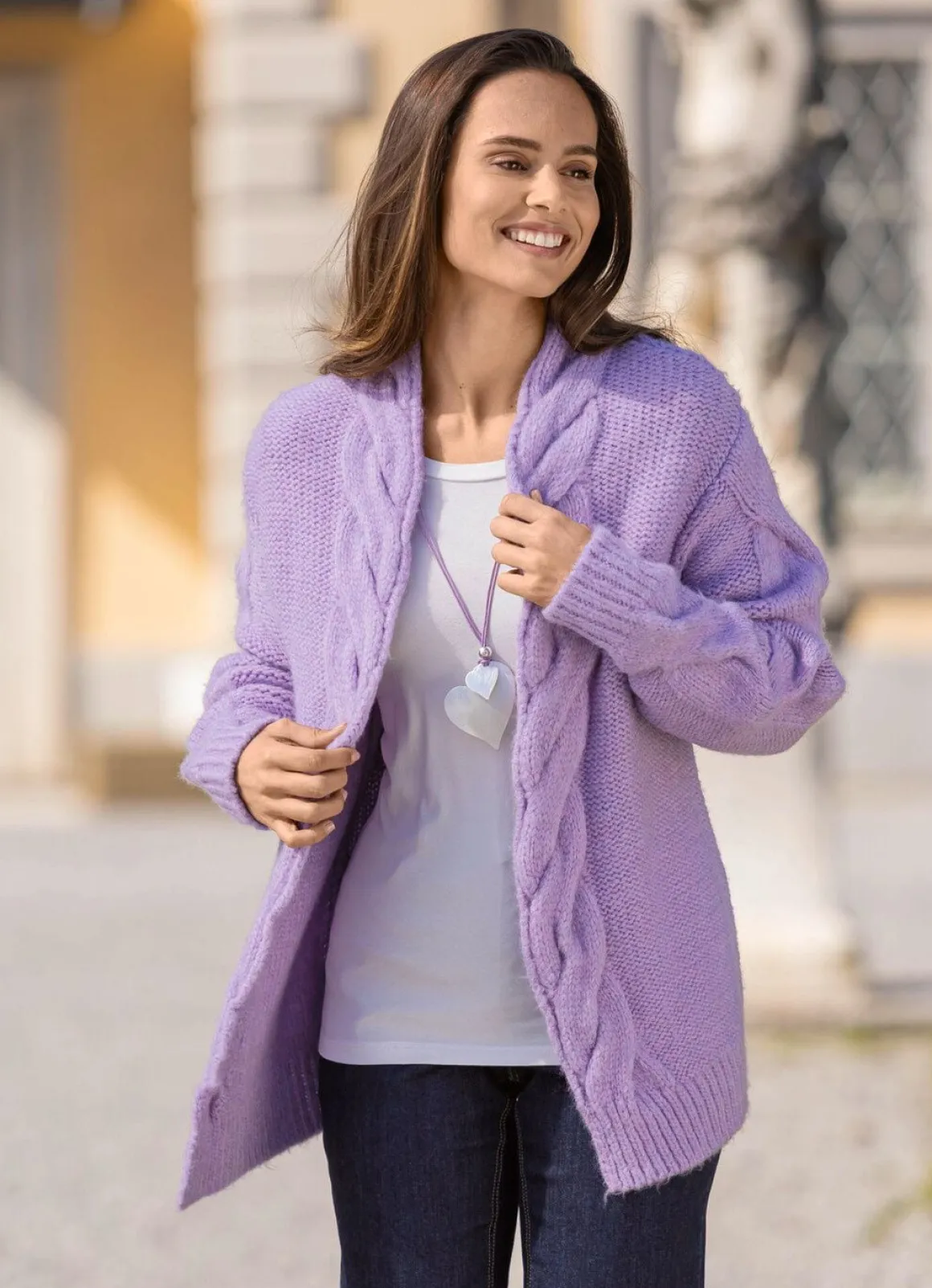 Strickjacke in Grobstrick
