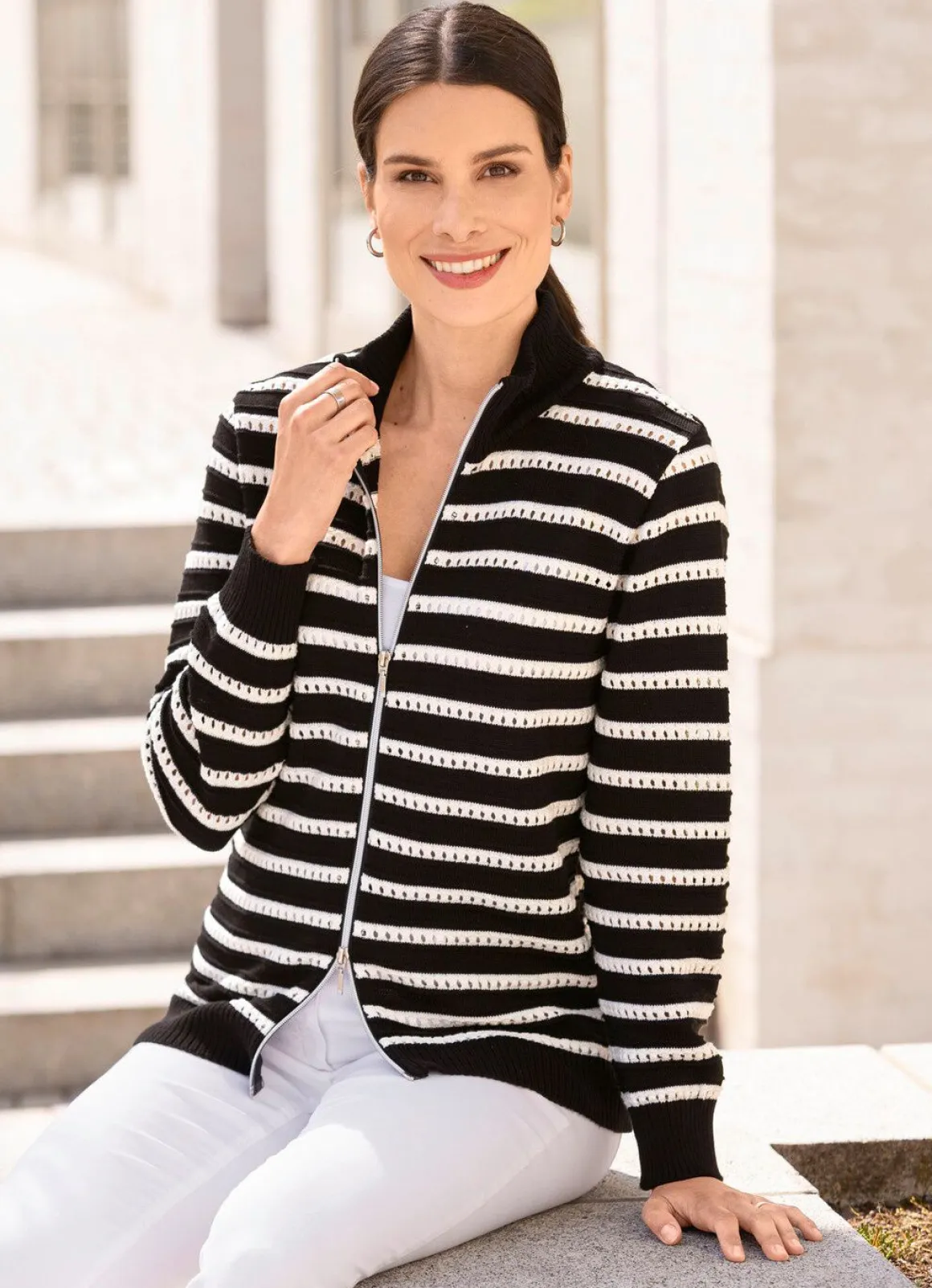 Strickjacke in Ringeldessin mit Ajourakzenten