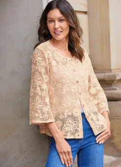 Strickjacke mit Blumen und Schmetterlingen