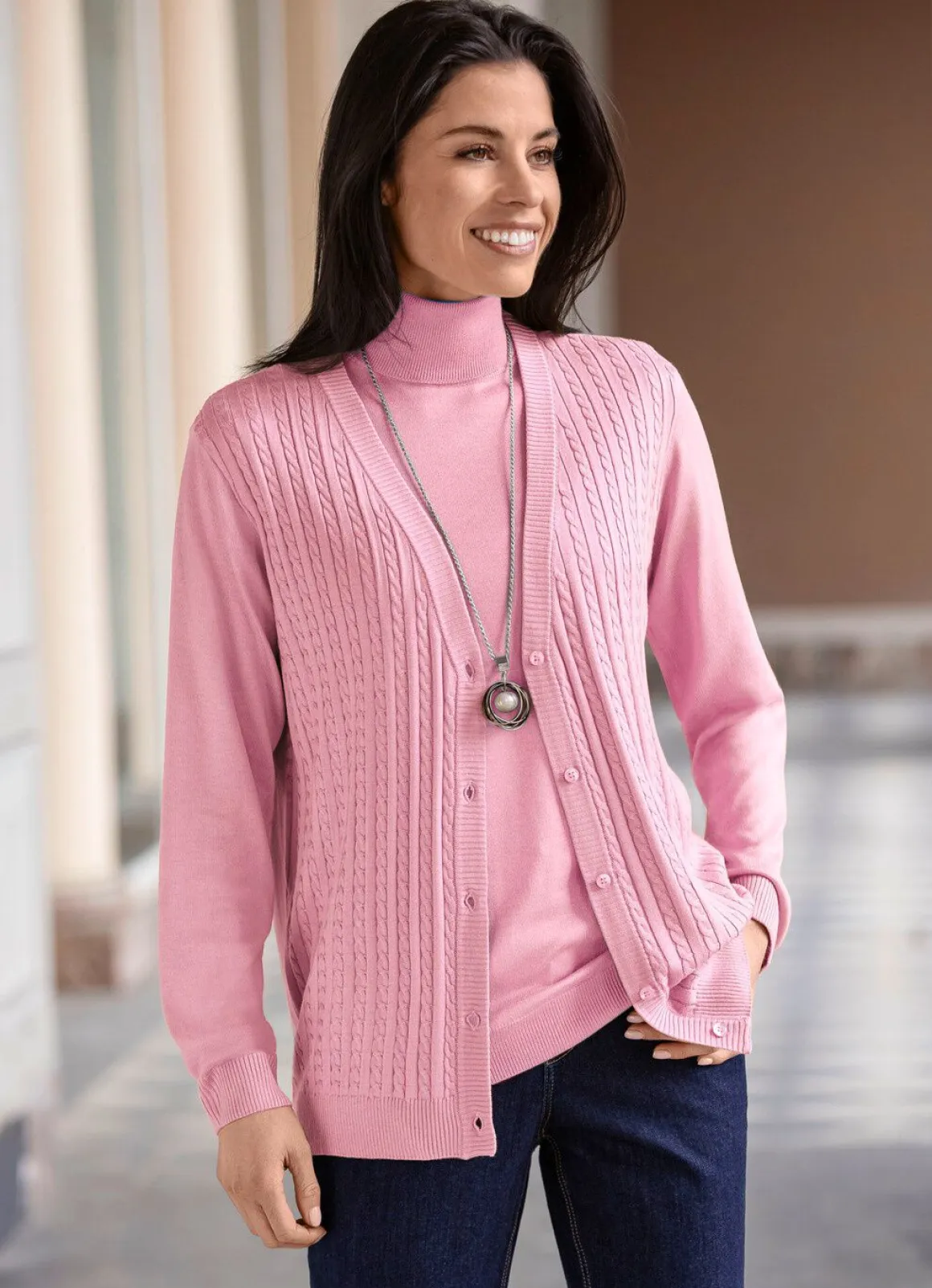 Strickjacke mit Zöpfchenstruktur