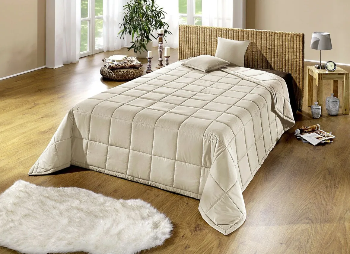 Tagesdecke mit Karo-Steppung und Bandeinfassung
