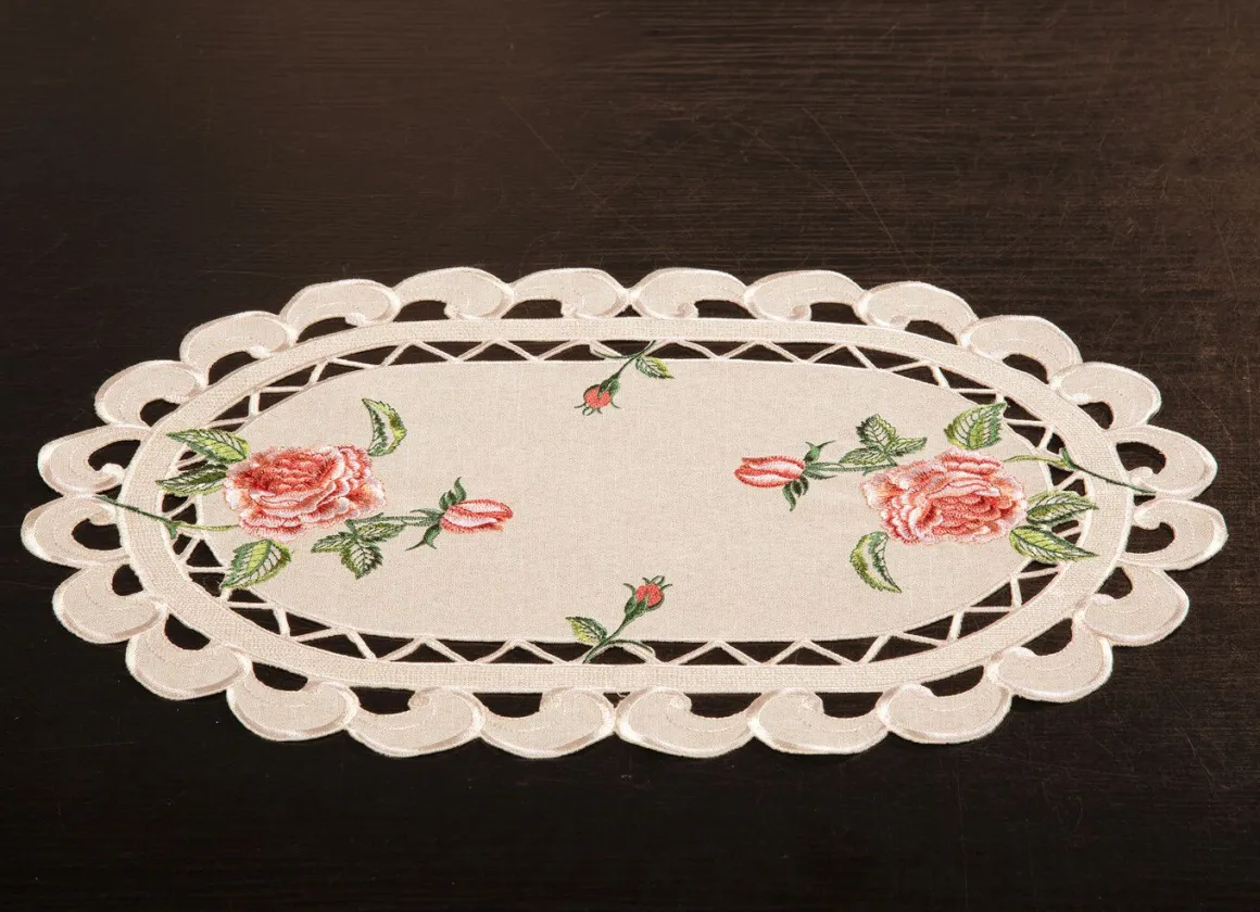 Tisch- und Raumdekoration mit Rosendessin