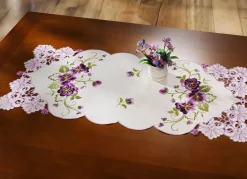 Tisch- und Raumdekoration mit Blüten in Spitzen-Optik