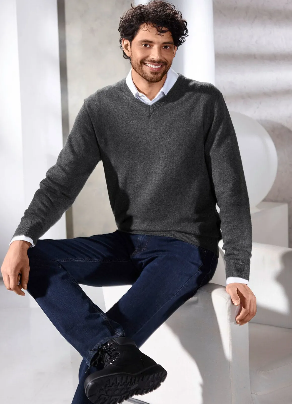 Unifarbener V-Pullover in 4 Farben